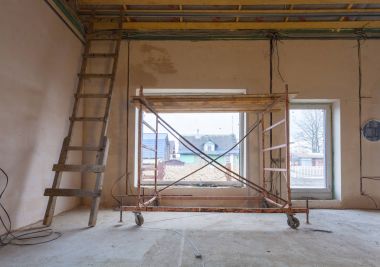 Ayna ve bölümlerini remodeling, yenileme ve büyük pencereler ile daire inşaatı sırasında iskele merdiven