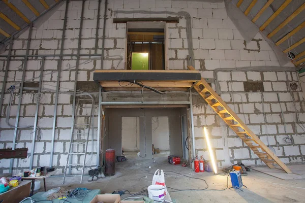 Materialen voor reparaties en hulpprogramma's voor het remodelleren in een appartement dat is in aanbouw en renovatie tijdens de lunch van werknemers — Stockfoto