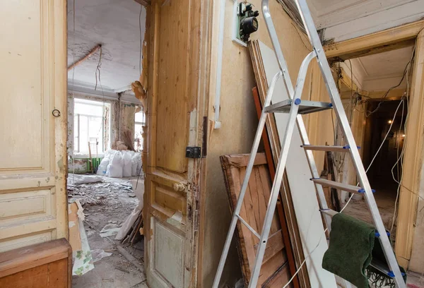 Uitzicht van de kamer van het appartement tijdens onder renovatie, verbouwing en nieuwbouw — Stockfoto