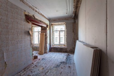 Oyma işi ile vintage odası tavan altında yenileme, yenileme ve inşaat sırasında dairenin görüntüleyin