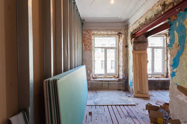 View the vintage room with fretwork on the ceiling of the apartment during under renovation, remodeling and construction — Stock Photo, Image