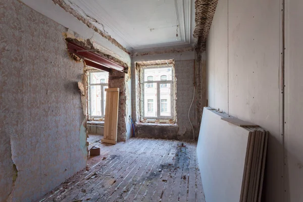 Вид на винтажную комнату с резьбой на потолке квартиры во время ремонта, отделки и строительства — стоковое фото