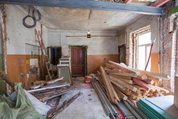 Interior del apartamento con materiales durante la renovación y construcción (remodelación de la pared de yeso de yeso o paneles de yeso ) — Foto de Stock