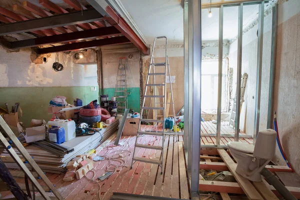 Inre av Lägenhet med material under på renovering och uppförande (remodel vägg från gips gipsskivor eller gips) — Stockfoto