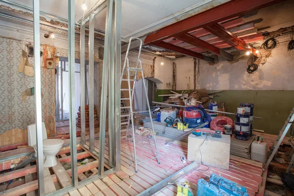 Interior del apartamento con materiales durante la renovación y construcción (remodelación de la pared de yeso de yeso o paneles de yeso ) — Foto de Stock