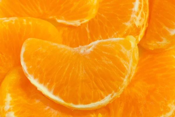 Nahaufnahme von aufgeschnittenen frischen und reifen Mandarinen. — Stockfoto