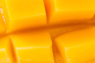 Olgun mango dilim küp kesip kapatın