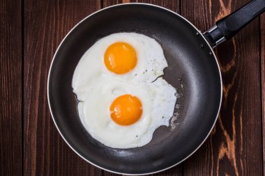 Tablo, üstten görünüm üzerindeki kolu ile tavada kızarmış yumurta
