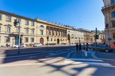 Milan, İtalya - 06 Eylül 2016: Yayalar trafik ışık Avenue Buenos Aires (Corso Buenos Aires) ve sokak Palestro kavşak üzerinde yeşil ışık bekleyen olduğu yerde bir bisiklet lane bicyclists için
