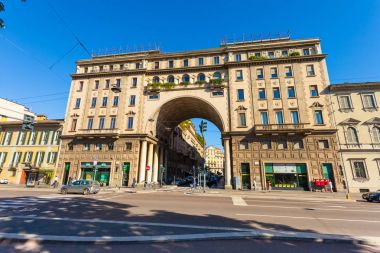 Milan, İtalya - 06 Eylül 2016: Görünümü üzerinde Avenue Buenos Aires (Corso Buenos Aires) tarihinde Milano'da bulunan eski bina arch, sütunlar ve çiçekli balkon