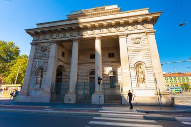 Milan, İtalya - 06 Eylül 2016: Bir sokak görünümü güzel tarihi dönüm noktası - Porta Venezia (kavşak Avenue Buenos Aires ve sokak Bastioni di Porta Venezia)