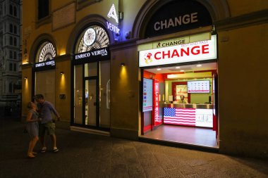 Milan, İtalya - 11 Eylül 2016: Döviz Alım Satım istemcileri için günün 24 saati açıktır Milano şehir merkezinde turistik