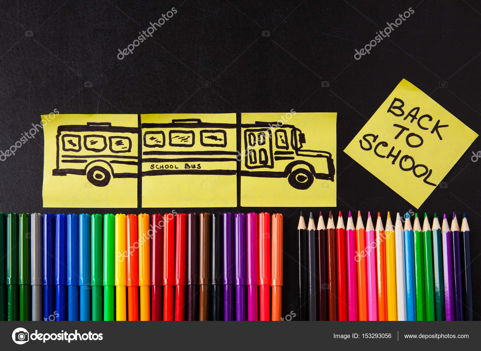 Torna a scuola sfondo con un sacco di colorato pennarelli e matite colorate titoli "Back to school" e il disegno dello scuolabus disegnata sui pezzi di