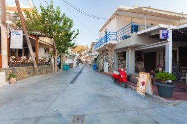 Bali, Island Girit, Yunanistan - 24 Haziran 2016: Erken sabahı Girit Adası deniz kenarı Köyü yer alır Bali küçük boş sokakta görünümü.