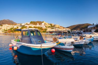 Köy Bali, Island Girit, Yunanistan - 24 Haziran 2016: çok güzel bir sabah sahne dağları, Akdeniz bay ve balıkçı tekneleri ile bir iskele vardır pier.