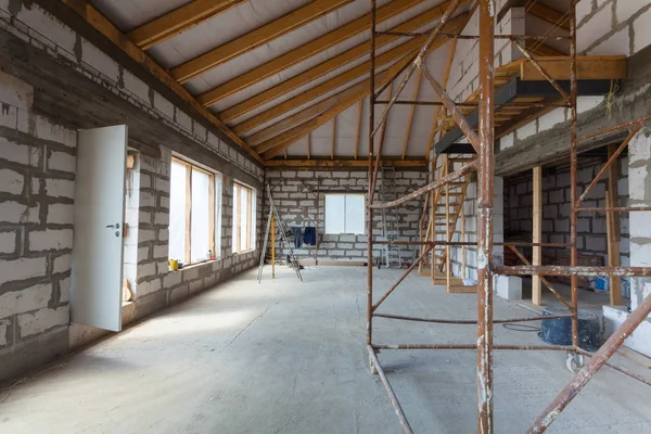 Wnętrze apartamentu z drabiny w ramach remontu, przebudowy i budowy (przygotowanie do gipsu) — Zdjęcie stockowe