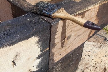 Sırasında ev yenileme, yenileme ve inşaat (fırça resim siyah Kömür katranı veya yüzeydeki Teras su yalıtımı için Bitümlü altında)