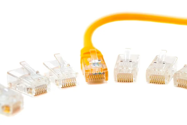 Ein Ethernet-Kabel und Kabelkopf in (Kopf rj45), Netzwerk, rj45, Stecker. Vereinzelt. Nahaufnahme — Stockfoto