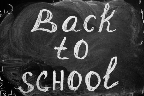 Tillbaka till skolan bakgrund med titeln "Tillbaka till skolan", skriven av vit krita på svarta tavlan — Stockfoto