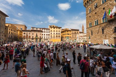Florence, İtalya - 10 Eylül 2016: Görünüm Signoria Meydanı ve kule Arnolfo eski meydanda yürüyor turist dolu Floransa Floransa (Piazza della Signoria)