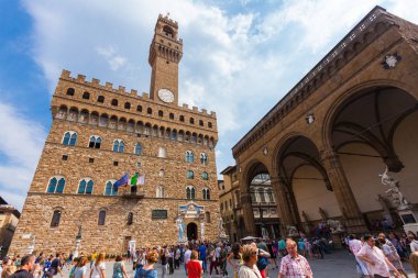 Florence, İtalya - 10 Eylül 2016: Görünüm Signoria Meydanı ve kule Arnolfo eski meydanda yürüyor turist dolu Floransa Floransa (Piazza della Signoria)
