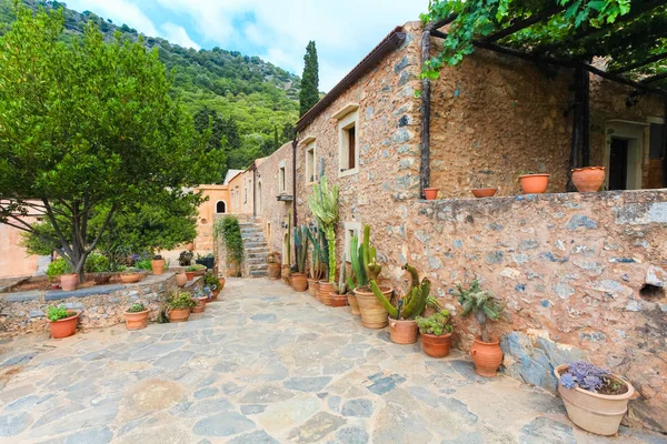 Crete, Yunanistan, ada - 27 Haziran 2016: Yunan Ortodoks Vossakos manastır veya Yunanistan Crete adada Timios Stavros Manastırı.