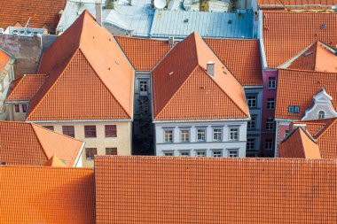 Riga, Letonya - 05 Mayıs 2017: Eski şehrin Riga kiremit çatılar. Old Riga şehir mimarisi. Riga sermaye ve onun eşsiz Ortaçağ ve Gotik mimarisi nedeniyle yaygın olarak bilinen Letonya en büyük şehir olduğunu.