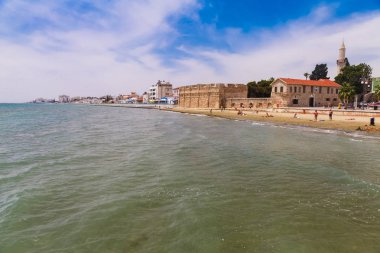 Larnaca, Kıbrıs - 29 Mayıs 2014: Larnaka görünümü Sahil (dolgu) iskelesinden. Larnaka - Güney Kıbrıs sahil adada bir şehirdir.