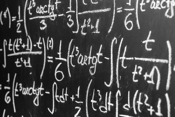 Назад Школу Математическими Формулами Написаны Белым Мелом Черной Доске — стоковое фото