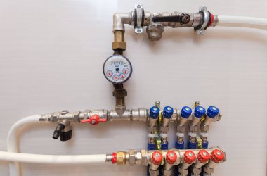 Bakır boru, paslanmaz vanalar, su dedektörü ve Merkezi Isıtma sistemi ve su boruları kazan dairesi ekipman yenileme, tadilat ve inşaat sırasında dairede plastik borular.