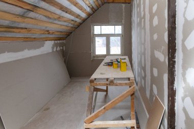 İç Oda daire yeni pencere ve malzemelerle (ev yapımı iskeleler, araçlar, düzey) sırasında yenileme, revizyon ve (yenileme ve duvar Alçıpan veya duvar ve çatı ısınma içinde tamir İnşaat)