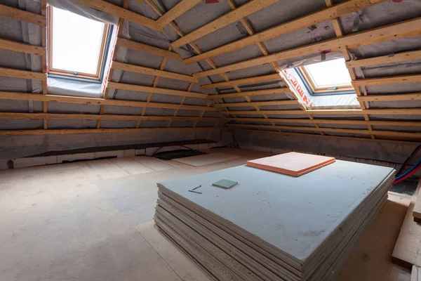 Yeni windows ve malzemeler (drywall parçaları) yenileme, revizyon ve (yenileme ve duvar Alçıpan veya duvar ve çatı ısınma içinde tamir inşaat sırasında Oda daire iç)