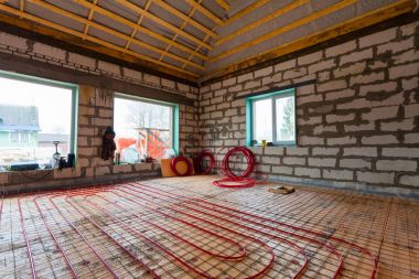 Isıtma veya döşeme altı kablo sistemi yükleme pipefitter yükleme Isıtma. Su yerden ısıtma sistemi iç. Yenileme, tadilat ve inşaat sırasında dairede sıhhi tesisat boruları.