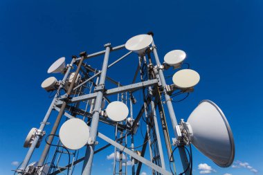 Mikrodalga antenleri ve çanak antenler ile kablo ve fiber optik mavi gökyüzü ile telekomünikasyon Kulesi