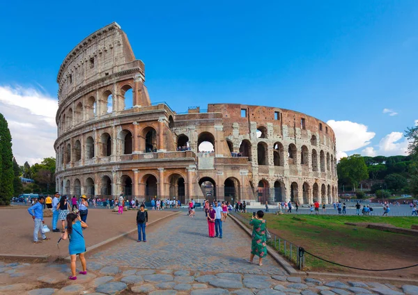 Roma, İtalya - 12 Eylül 2016: Turist resimler yakınındaki ünlü gezi ve anıt Dünya - Roma Colosseum alıyor.