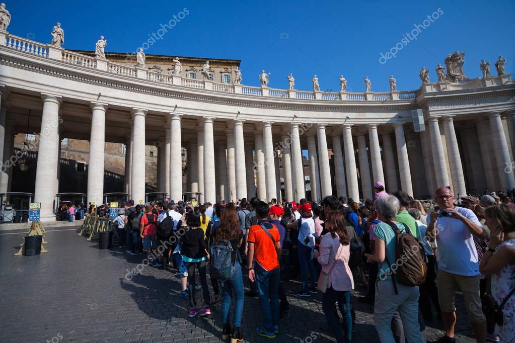 CIUDAD DEL VATICANO, VATICANO - 13 de septiembre de 2016: Turistas de