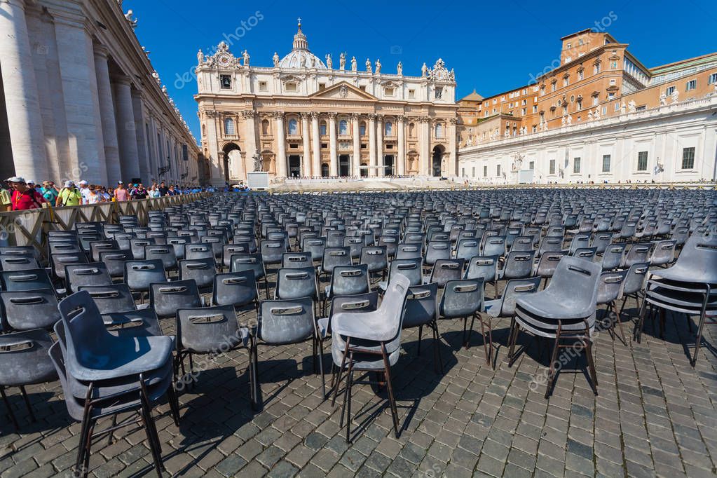 CIUDAD DEL VATICANO, VATICANO - 13 de septiembre de 2016: Muchas sillas
