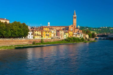 Verona, İtalya - 08 Eylül 2016: sabah sahne Adige Nehri, çan kulesi, Santa Anastasia'nın Kilisesi ve Adige Nehri çıkabilir.