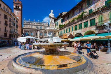 Verona, İtalya - 08 Eylül 2016: Piazza delle Erbe Verona ve Çeşme Madonna Verona, Kuzey Italya'nin bir meydanda görünümdür.