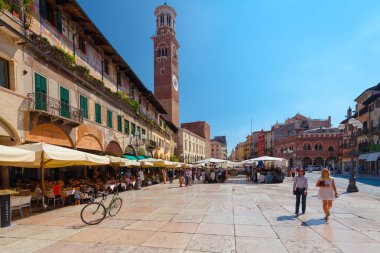 Verona, İtalya - 08 Eylül 2016: Piazza delle Erbe Verona, Kuzey Italya'nin bir meydanda görünümdür.