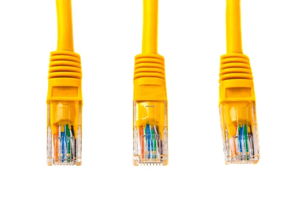 Três cabeças de cabo em (cabeça rj45) de um cabo de arame Ethernet ou cabo de patch amarelo com par trançado., rede, RJ45, plug. Isolado. Close-up — Fotografia de Stock