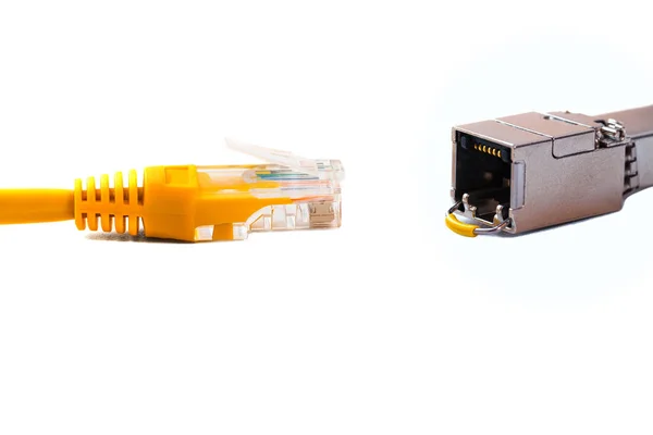 Möglich Kopf in (Kopf rj45) eines Ethernet-Kabels oder gelbem Patchkabel mit Twisted Pair und sfp-Modul, Netzwerk, rj45, Stecker. Vereinzelt. Nahaufnahme — Stockfoto