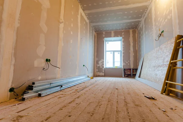 维修公寓的材料正在建造 重建和翻新中 用石膏石膏板或干墙筑墙 — 图库照片