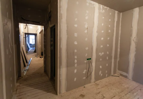 Material för reparation i lägenhet är under uppbyggnad, ombyggnad, ombyggnad och renovering. Tillverkning av väggar av gipsskivor eller gipsskivor. — Stockfoto
