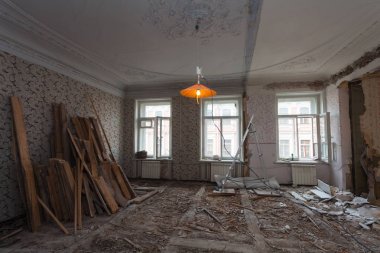 Kırmızı kurdeleli Noel hediyesi kutusu ve soyut tatil arkaplanı.