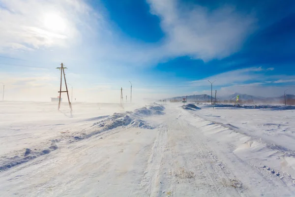 Peligrosa carretera de niebla durante la conducción de coches y transporte público. Invierno, nieve, ventisca, tormenta de nieve y mala visibilidad en la carretera con señales de tráfico en zonas rurales . — Foto de Stock