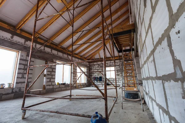 Ladder, parts of scaffolding and construction material on the floor during on the remodeling, renovation, extension, restoration, reconstruction and construction — Stock Photo, Image