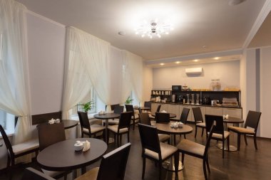 Modern otel (motel) ya da hostel bir self servis kahvaltıdan sonra yenileme, yenileme, uzantısı, restorasyon, imar ve inşaat sırasında iç.