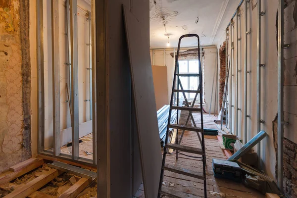 Interieur van upgrade appartement met materialen tijdens op het remodelleren, renovatie, uitbreiding, herstel, wederopbouw en constructie. (het maken van muur van gips-gipsplaten) — Stockfoto