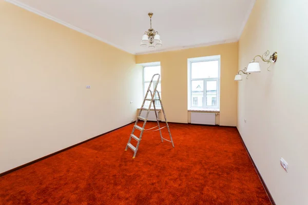 Interiören i uppgradera Lägenhet med stege efter ombyggnad, renovering, restaurering, ombyggnad och utbyggnad. (att göra väggen från gips gipsskivor) — Stockfoto